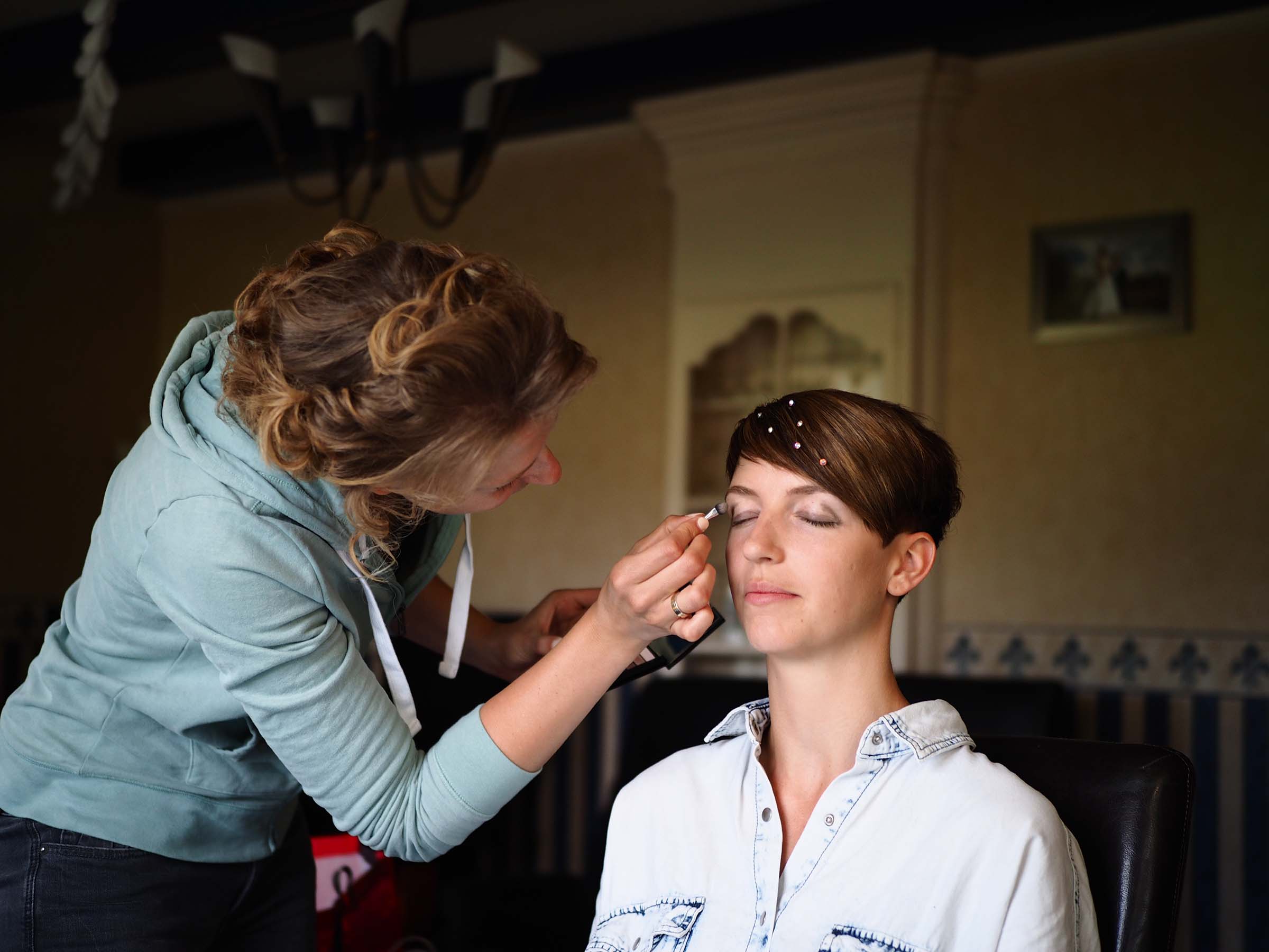 Bruid maakt zich klaar in de make-up