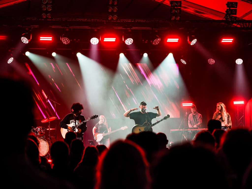 Kees Kraayenoord tijdens een Mozaiek worship night op Strandheem Festival