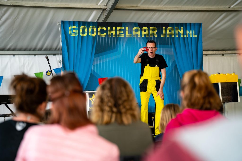 Goochelaar tijdens Strandheem festival